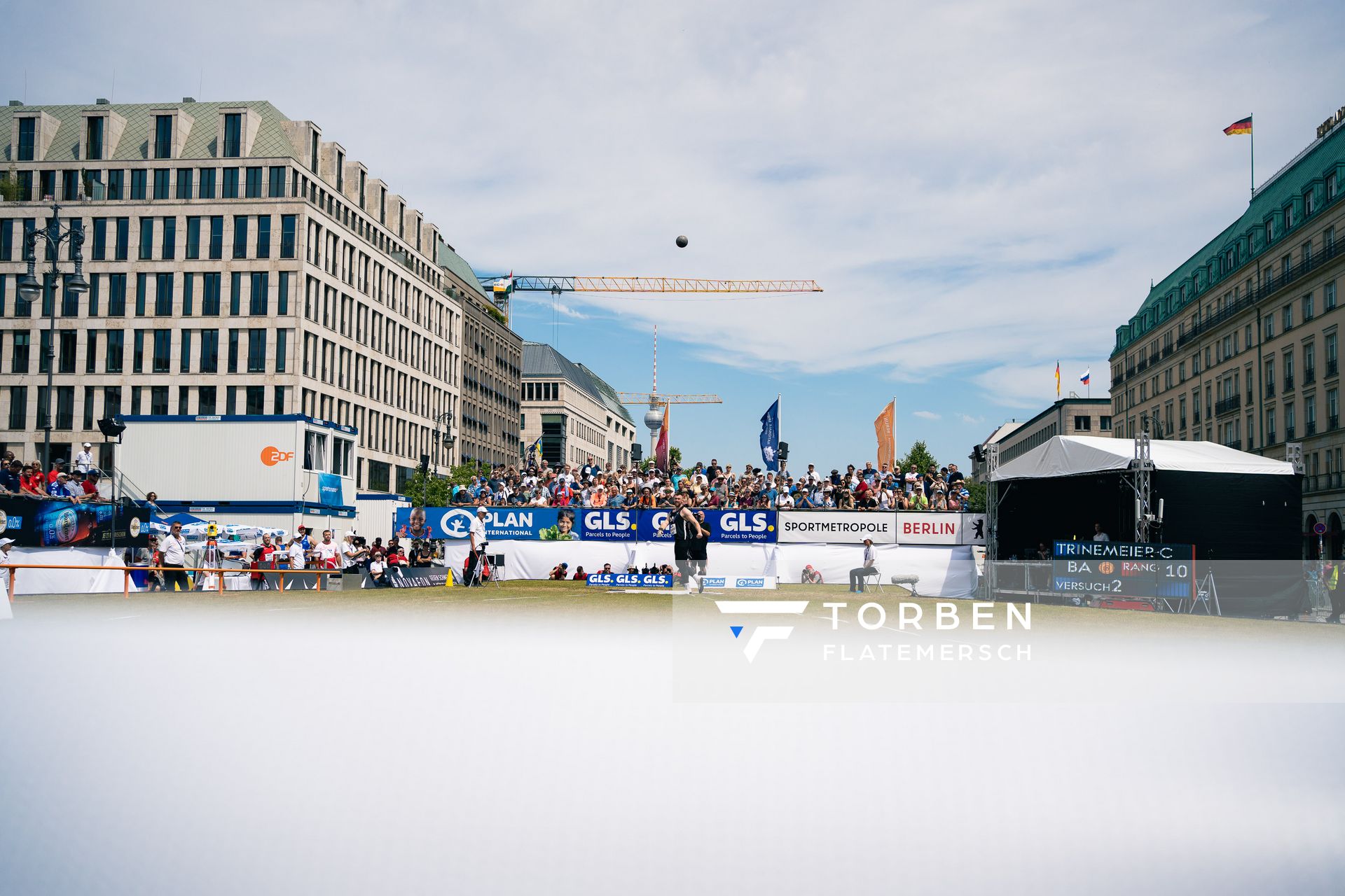 Cedric Trinemeier (MTG Mannheim) beim Kugelstossen waehrend der deutschen Leichtathletik-Meisterschaften auf dem Pariser Platz am 24.06.2022 in Berlin